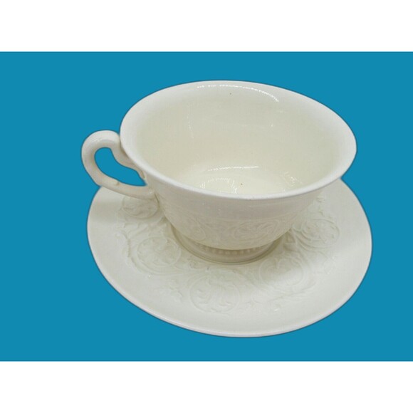 Wedgwood Patrician Ivory Cup And Saucer Set Of 2 Cups 4 Saucers 1 Dessert Plate - Picture 3 of 11